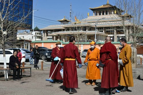 Гандантэгчилэн хийдийн лам нар их цэвэрлэгээнд нэгдлээ
